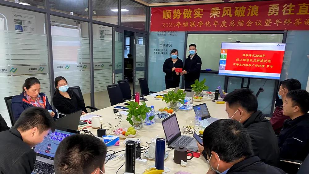 線上銷售及品牌建設獎 市場及網(wǎng)絡推廣部經(jīng)理 羅潔 線上銷售及品牌建設獎 市場及網(wǎng)絡推廣部經(jīng)理 羅潔